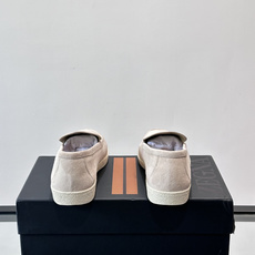 Zegna 麂皮乐福鞋,翻毛皮鞋面,白色麻底橡胶厚底,鞋垫上压印着"ZEGNA"。走的是经典的"意大利老钱风"休闲路 Zegna 麂皮乐福鞋,翻毛皮鞋面,白色麻底橡胶厚底,鞋垫上压印着"ZEGNA"。走的是经典的"意大利老钱风"休闲路
