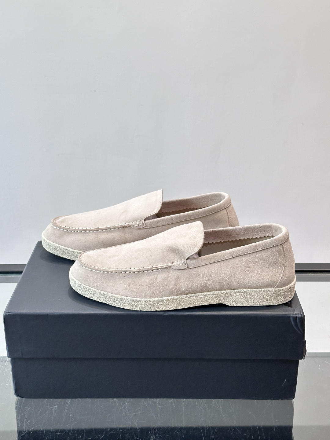 Zegna 麂皮乐福鞋,翻毛皮鞋面,白色麻底橡胶厚底,鞋垫上压印着"ZEGNA"。走的是经典的"意大利老钱风"休闲路 Zegna 麂皮乐福鞋,翻毛皮鞋面,白色麻底橡胶厚底,鞋垫上压印着"ZEGNA"。走的是经典的"意大利老钱风"休闲路