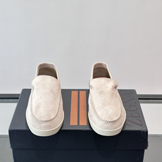 Zegna 麂皮乐福鞋,翻毛皮鞋面,白色麻底橡胶厚底,鞋垫上压印着"ZEGNA"。走的是经典的"意大利老钱风"休闲路 Zegna 麂皮乐福鞋,翻毛皮鞋面,白色麻底橡胶厚底,鞋垫上压印着"ZEGNA"。走的是经典的"意大利老钱风"休闲路