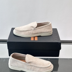 Zegna 麂皮乐福鞋,翻毛皮鞋面,白色麻底橡胶厚底,鞋垫上压印着"ZEGNA"。走的是经典的"意大利老钱风"休闲路 Zegna 麂皮乐福鞋,翻毛皮鞋面,白色麻底橡胶厚底,鞋垫上压印着"ZEGNA"。走的是经典的"意大利老钱风"休闲路