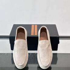 Zegna 麂皮乐福鞋,翻毛皮鞋面,白色麻底橡胶厚底,鞋垫上压印着"ZEGNA"。走的是经典的"意大利老钱风"休闲路 Zegna 麂皮乐福鞋,翻毛皮鞋面,白色麻底橡胶厚底,鞋垫上压印着"ZEGNA"。走的是经典的"意大利老钱风"休闲路