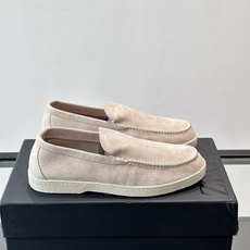 Zegna 麂皮乐福鞋,翻毛皮鞋面,白色麻底橡胶厚底,鞋垫上压印着"ZEGNA"。走的是经典的"意大利老钱风"休闲路 Zegna 麂皮乐福鞋,翻毛皮鞋面,白色麻底橡胶厚底,鞋垫上压印着"ZEGNA"。走的是经典的"意大利老钱风"休闲路