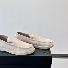 Zegna 麂皮乐福鞋,翻毛皮鞋面,白色麻底橡胶厚底,鞋垫上压印着"ZEGNA"。走的是经典的"意大利老钱风"休闲路 Zegna 麂皮乐福鞋,翻毛皮鞋面,白色麻底橡胶厚底,鞋垫上压印着"ZEGNA"。走的是经典的"意大利老钱风"休闲路