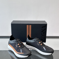 ZEGNA × Norda 联名越野跑鞋,针织网面鞋身搭配皮革拼接,鞋舌处有"ZEGNA"和"norda"双品牌 ZEGNA × Norda 联名越野跑鞋,针织网面鞋身搭配皮革拼接,鞋舌处有"ZEGNA"和"norda"双品牌