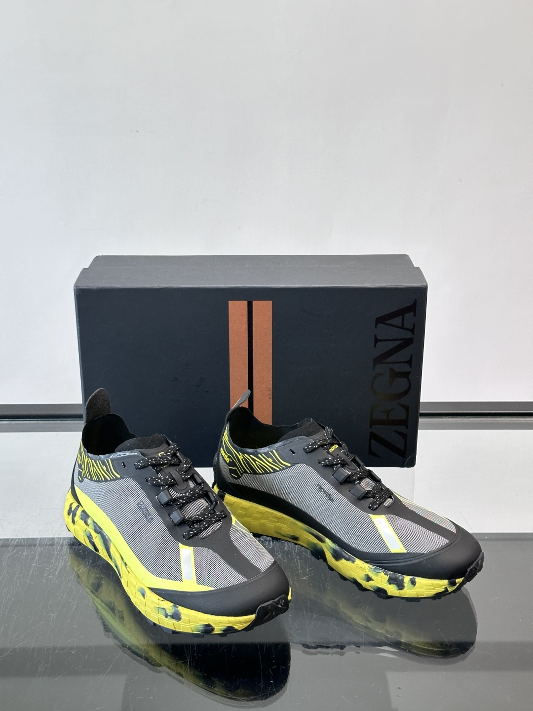 ZEGNA × Norda 联名越野跑鞋,针织网面鞋身搭配皮革拼接,鞋舌处有"ZEGNA"和"norda"双品牌 ZEGNA × Norda 联名越野跑鞋,针织网面鞋身搭配皮革拼接,鞋舌处有"ZEGNA"和"norda"双品牌