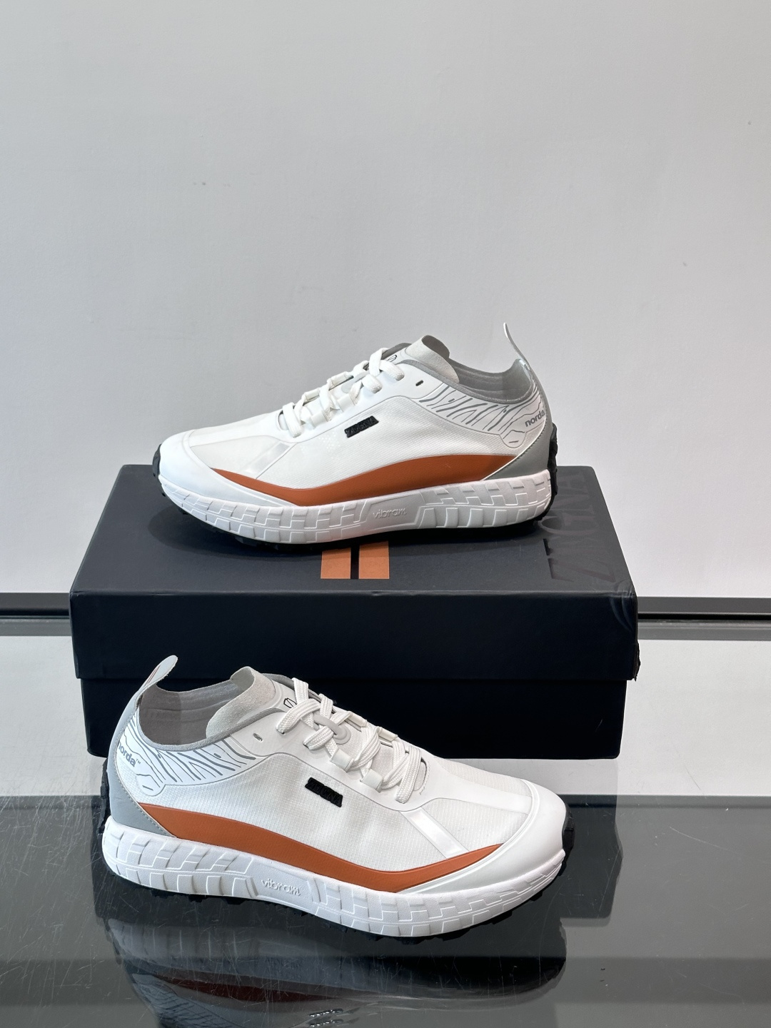 ​​ZEGNA × Norda 联名越野跑鞋​​，针织网面鞋身搭配皮革拼接，鞋舌处有"ZEGNA"和"norda"双品牌
