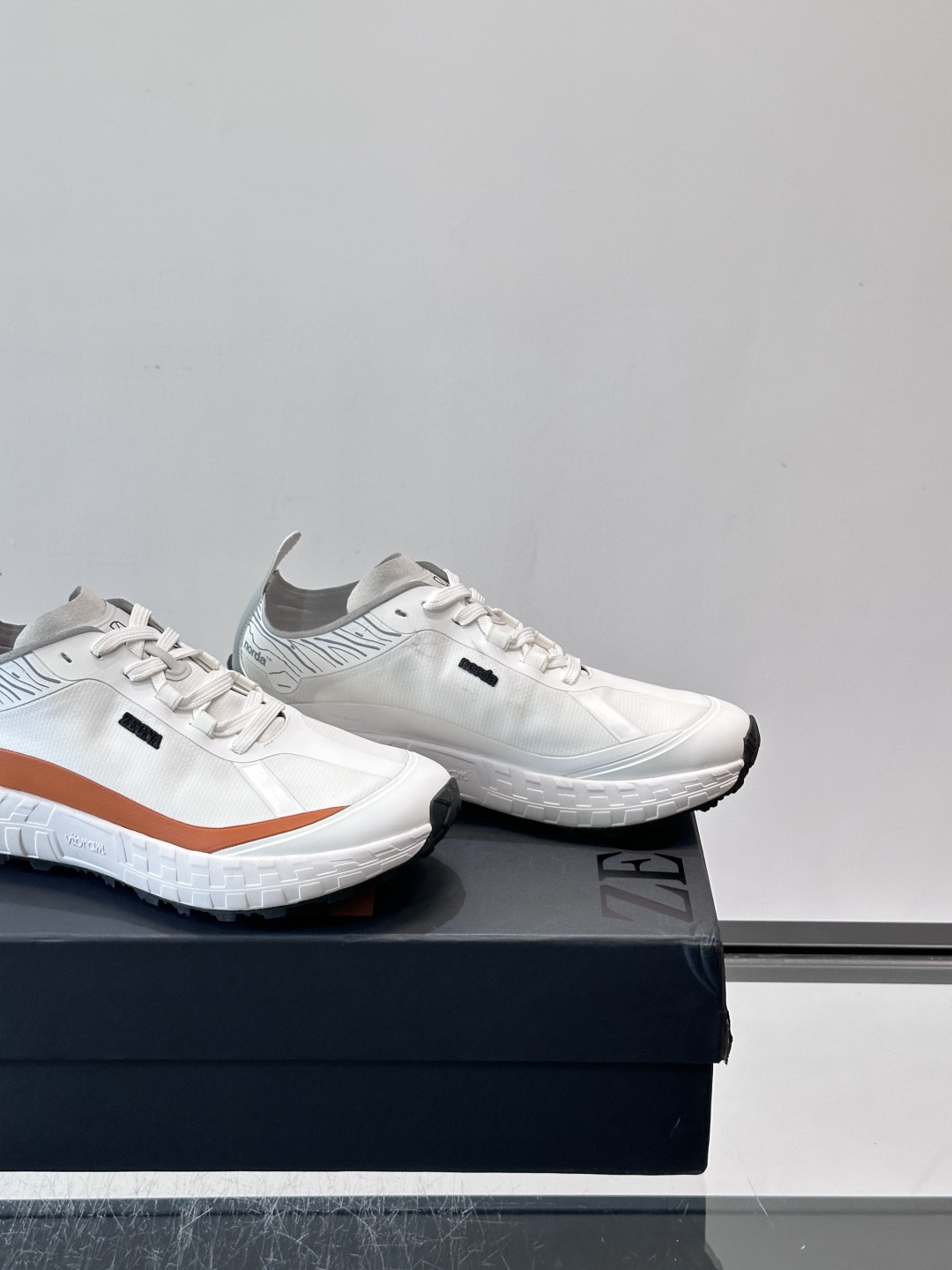 ​​ZEGNA × Norda 联名越野跑鞋​​，针织网面鞋身搭配皮革拼接，鞋舌处有"ZEGNA"和"norda"双品牌