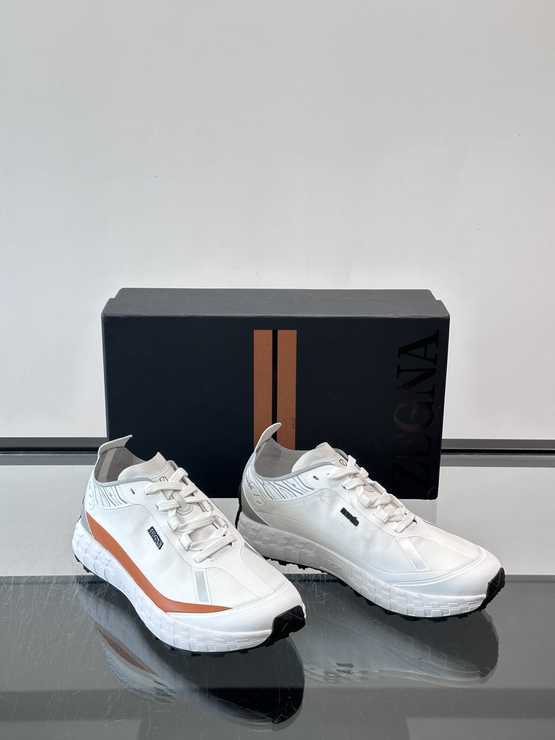 ​​ZEGNA × Norda 联名越野跑鞋​​，针织网面鞋身搭配皮革拼接，鞋舌处有"ZEGNA"和"norda"双品牌