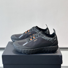 ZEGNA × Norda 联名越野跑鞋,针织网面鞋身搭配皮革拼接,鞋舌处有"ZEGNA"和"norda"双品牌 ZEGNA × Norda 联名越野跑鞋,针织网面鞋身搭配皮革拼接,鞋舌处有"ZEGNA"和"norda"双品牌