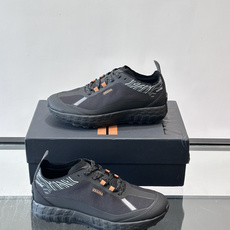 ZEGNA × Norda 联名越野跑鞋,针织网面鞋身搭配皮革拼接,鞋舌处有"ZEGNA"和"norda"双品牌 ZEGNA × Norda 联名越野跑鞋,针织网面鞋身搭配皮革拼接,鞋舌处有"ZEGNA"和"norda"双品牌