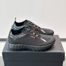 ZEGNA × Norda 联名越野跑鞋,针织网面鞋身搭配皮革拼接,鞋舌处有"ZEGNA"和"norda"双品牌 ZEGNA × Norda 联名越野跑鞋,针织网面鞋身搭配皮革拼接,鞋舌处有"ZEGNA"和"norda"双品牌