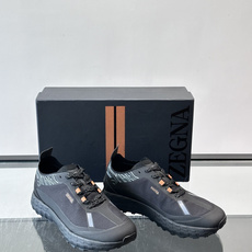 ZEGNA × Norda 联名越野跑鞋,针织网面鞋身搭配皮革拼接,鞋舌处有"ZEGNA"和"norda"双品牌 ZEGNA × Norda 联名越野跑鞋,针织网面鞋身搭配皮革拼接,鞋舌处有"ZEGNA"和"norda"双品牌