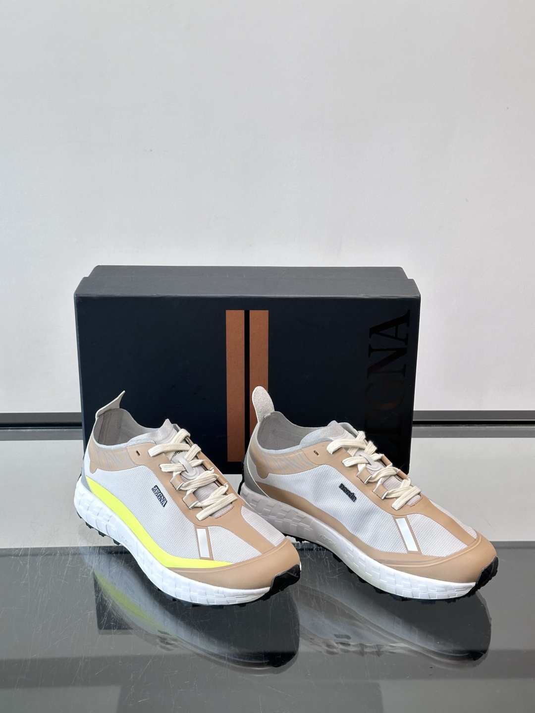 ZEGNA × Norda 联名越野跑鞋,针织网面鞋身搭配皮革拼接,鞋舌处有"ZEGNA"和"norda"双品牌 ZEGNA × Norda 联名越野跑鞋,针织网面鞋身搭配皮革拼接,鞋舌处有"ZEGNA"和"norda"双品牌