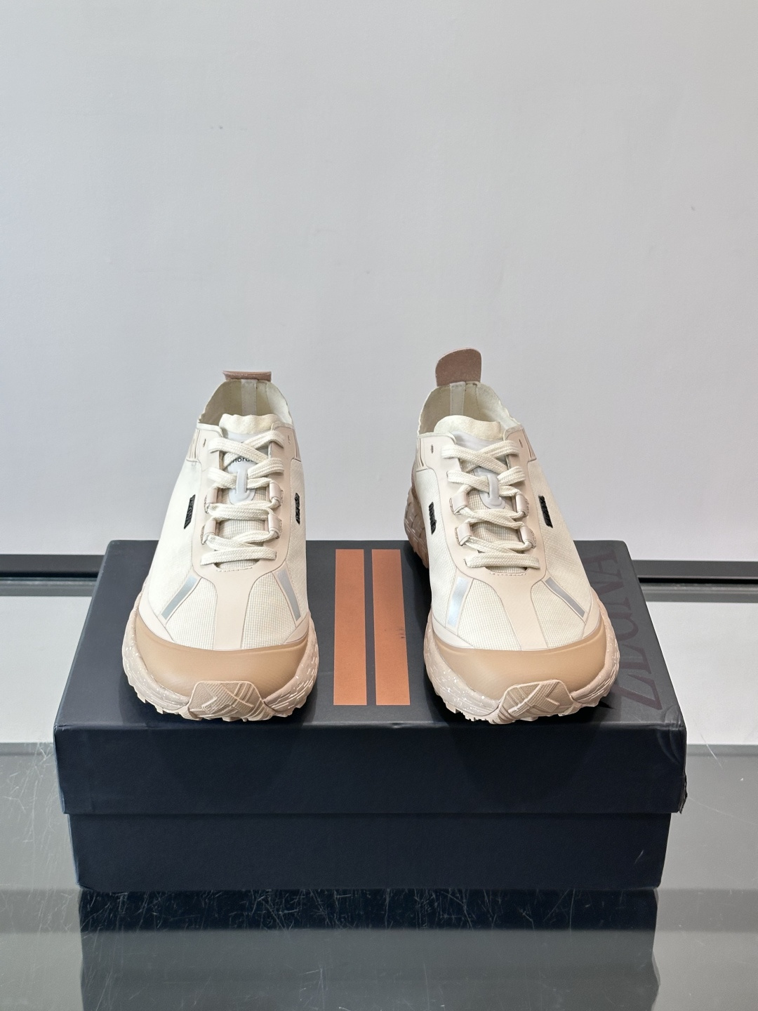 ​​ZEGNA × Norda 联名越野跑鞋​​，针织网面鞋身搭配皮革拼接，鞋舌处有"ZEGNA"和"norda"双品牌