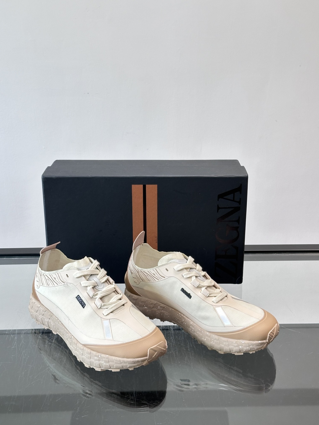 ​​ZEGNA × Norda 联名越野跑鞋​​，针织网面鞋身搭配皮革拼接，鞋舌处有"ZEGNA"和"norda"双品牌