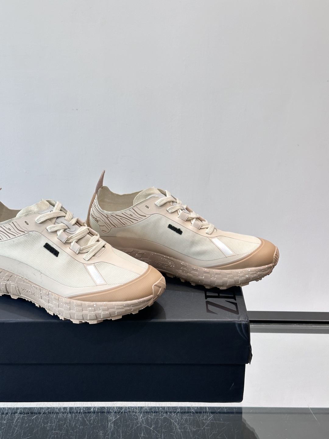 ​​ZEGNA × Norda 联名越野跑鞋​​，针织网面鞋身搭配皮革拼接，鞋舌处有"ZEGNA"和"norda"双品牌