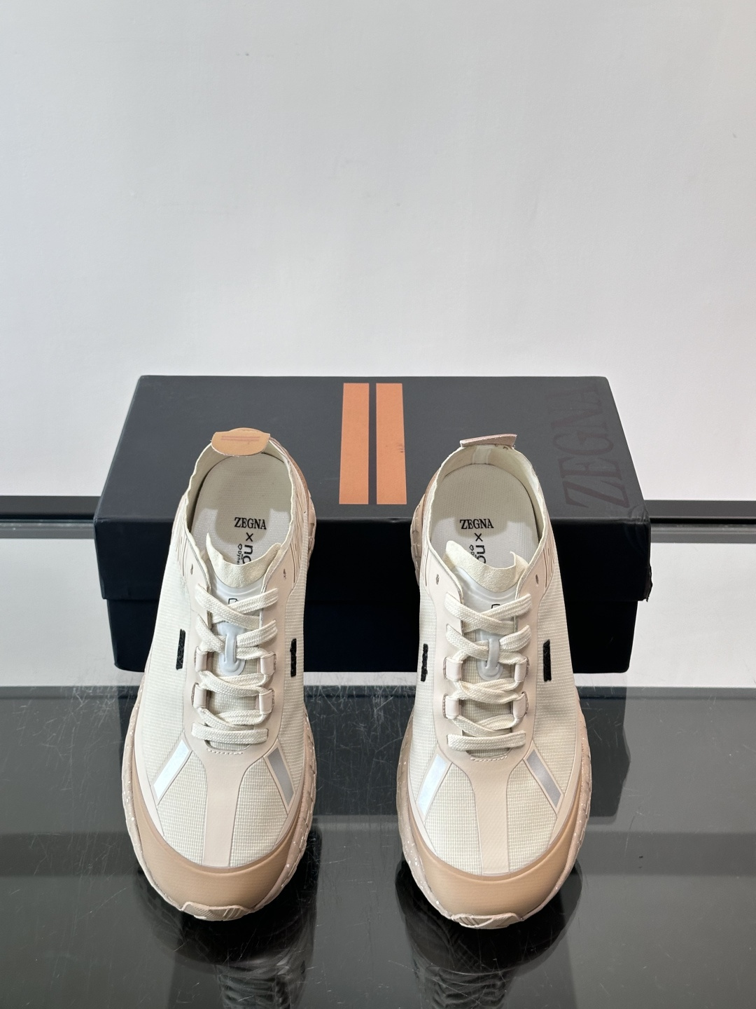 ​​ZEGNA × Norda 联名越野跑鞋​​，针织网面鞋身搭配皮革拼接，鞋舌处有"ZEGNA"和"norda"双品牌