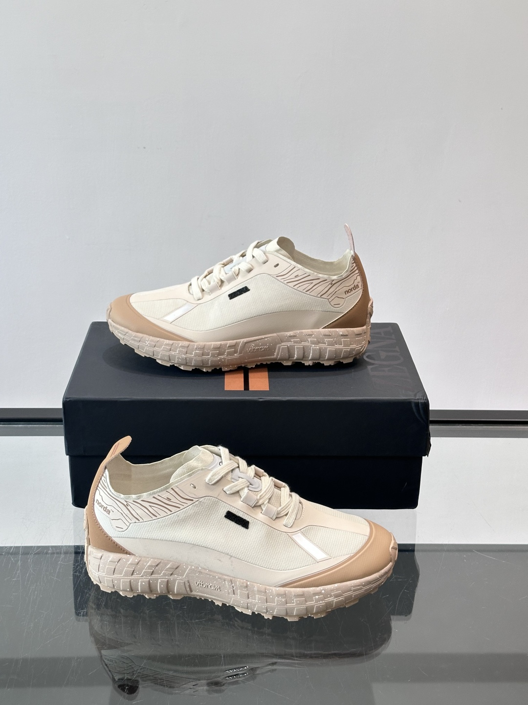 ​​ZEGNA × Norda 联名越野跑鞋​​，针织网面鞋身搭配皮革拼接，鞋舌处有"ZEGNA"和"norda"双品牌