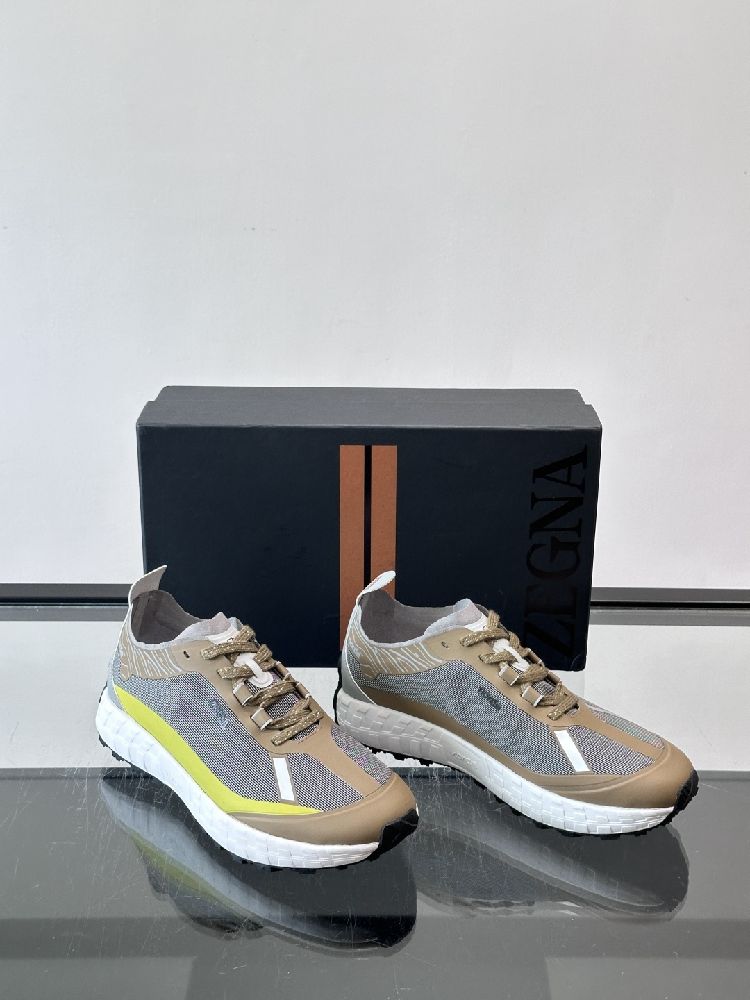 ZEGNA × Norda 联名越野跑鞋,针织网面鞋身搭配皮革拼接,鞋舌处有"ZEGNA"和"norda"双品牌 ZEGNA × Norda 联名越野跑鞋,针织网面鞋身搭配皮革拼接,鞋舌处有"ZEGNA"和"norda"双品牌