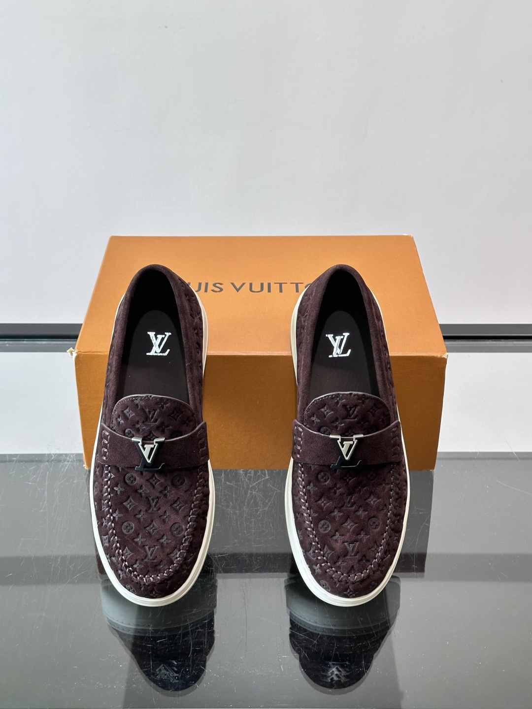 Louis Vuitton Riverline 乐福鞋,压花 Monogram 麂皮鞋面,金属 LV logo Louis Vuitton Riverline 乐福鞋,压花 Monogram 麂皮鞋面,金属 LV logo