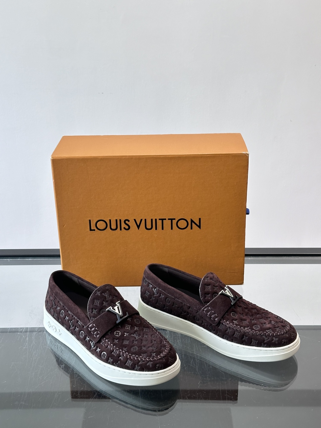 Louis Vuitton Riverline 乐福鞋,压花 Monogram 麂皮鞋面,金属 LV logo Louis Vuitton Riverline 乐福鞋,压花 Monogram 麂皮鞋面,金属 LV logo