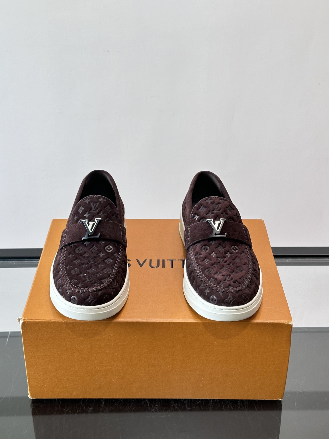 Louis Vuitton Riverline 乐福鞋,压花 Monogram 麂皮鞋面,金属 LV logo Louis Vuitton Riverline 乐福鞋,压花 Monogram 麂皮鞋面,金属 LV logo