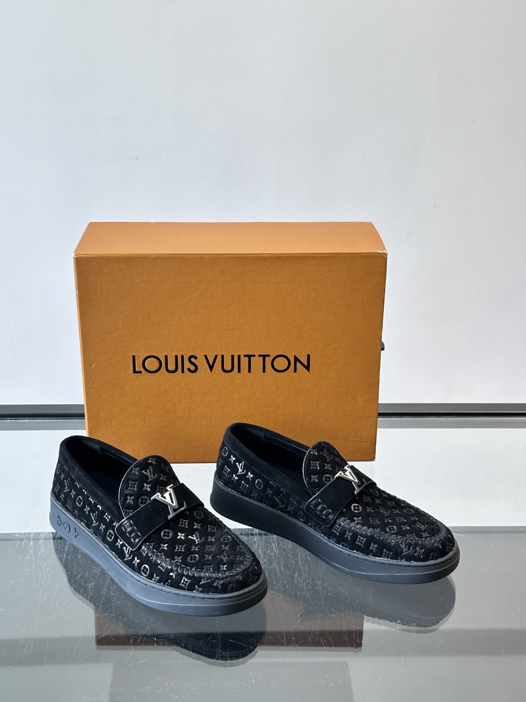 Louis Vuitton Riverline 乐福鞋,压花 Monogram 麂皮鞋面,金属 LV logo Louis Vuitton Riverline 乐福鞋,压花 Monogram 麂皮鞋面,金属 LV logo