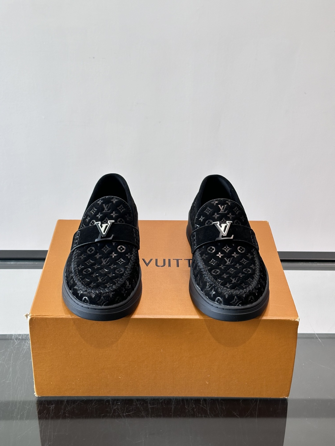 Louis Vuitton Riverline 乐福鞋,压花 Monogram 麂皮鞋面,金属 LV logo Louis Vuitton Riverline 乐福鞋,压花 Monogram 麂皮鞋面,金属 LV logo