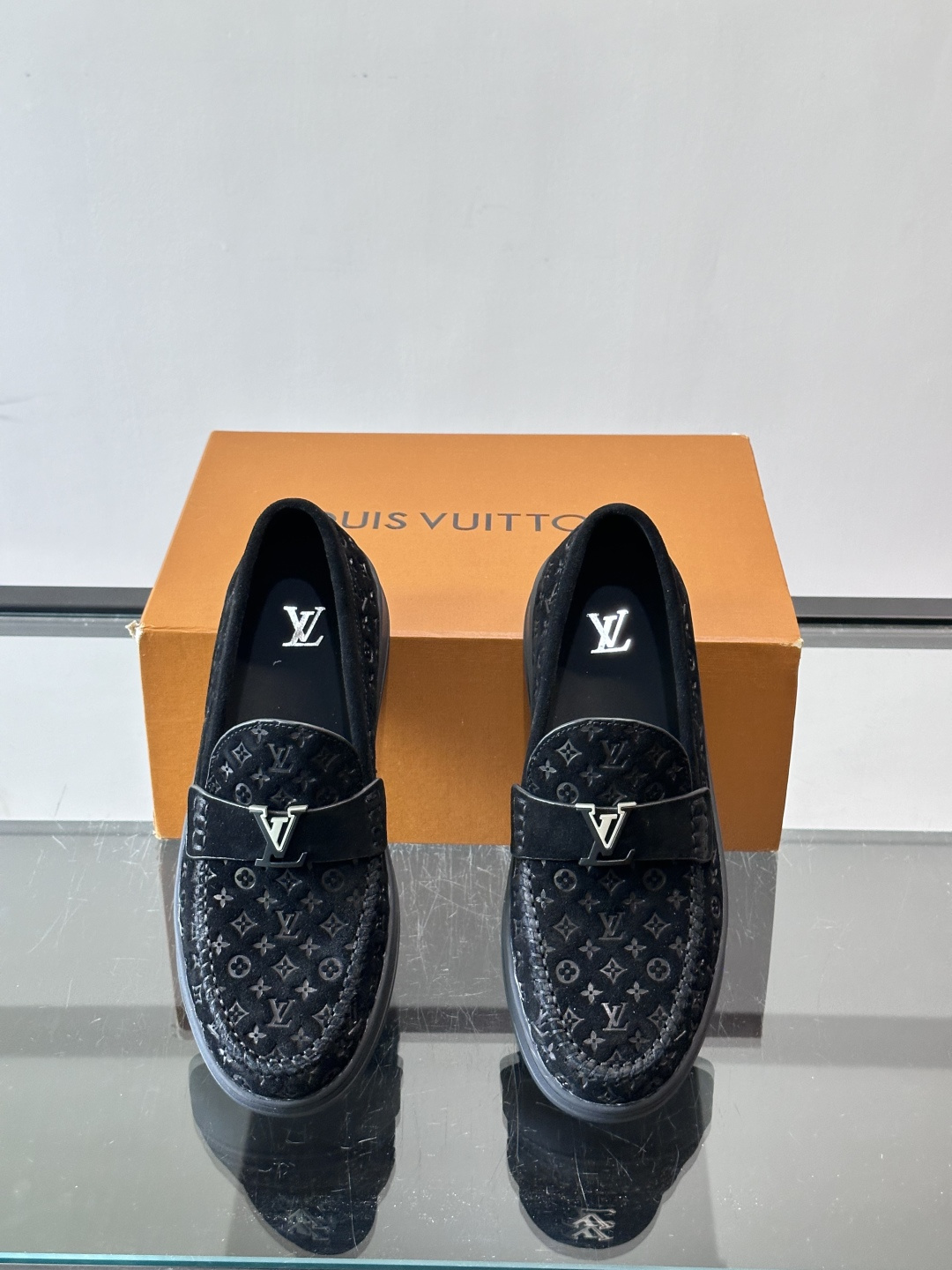 Louis Vuitton Riverline 乐福鞋,压花 Monogram 麂皮鞋面,金属 LV logo Louis Vuitton Riverline 乐福鞋,压花 Monogram 麂皮鞋面,金属 LV logo