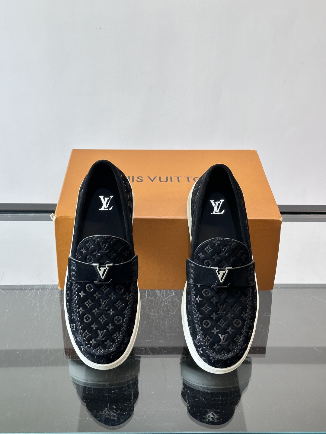​​Louis Vuitton Riverline 乐福鞋​​，压花 Monogram 麂皮鞋面，金属 LV logo 