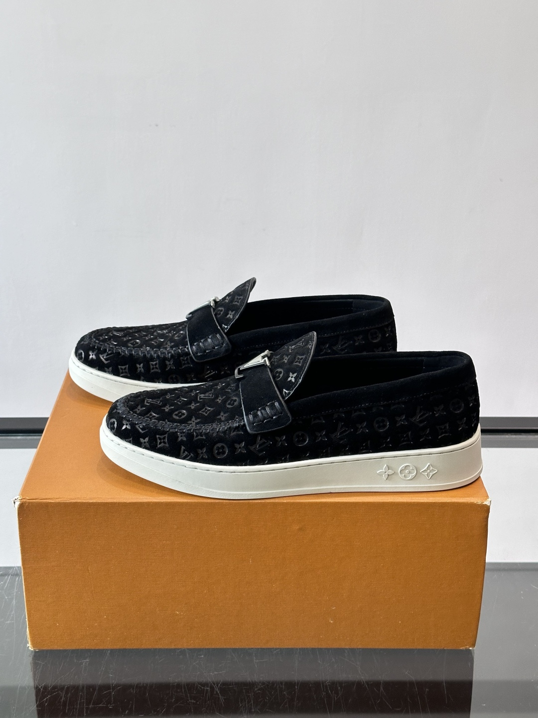 ​​Louis Vuitton Riverline 乐福鞋​​，压花 Monogram 麂皮鞋面，金属 LV logo 