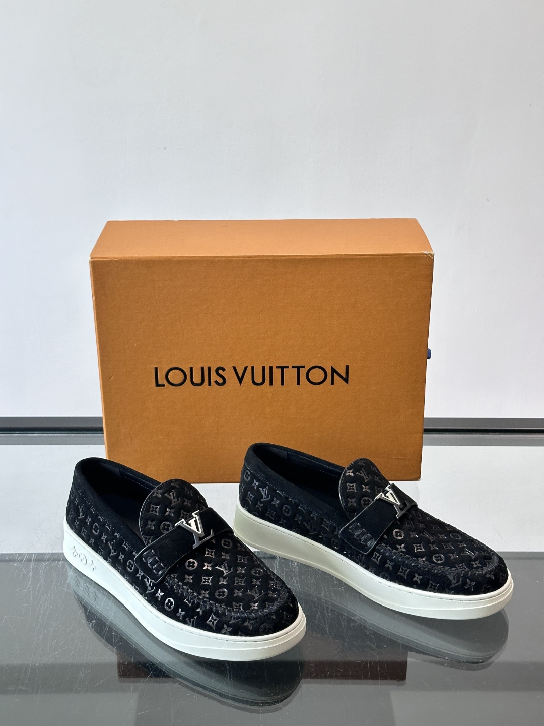 ​​Louis Vuitton Riverline 乐福鞋​​，压花 Monogram 麂皮鞋面，金属 LV logo 