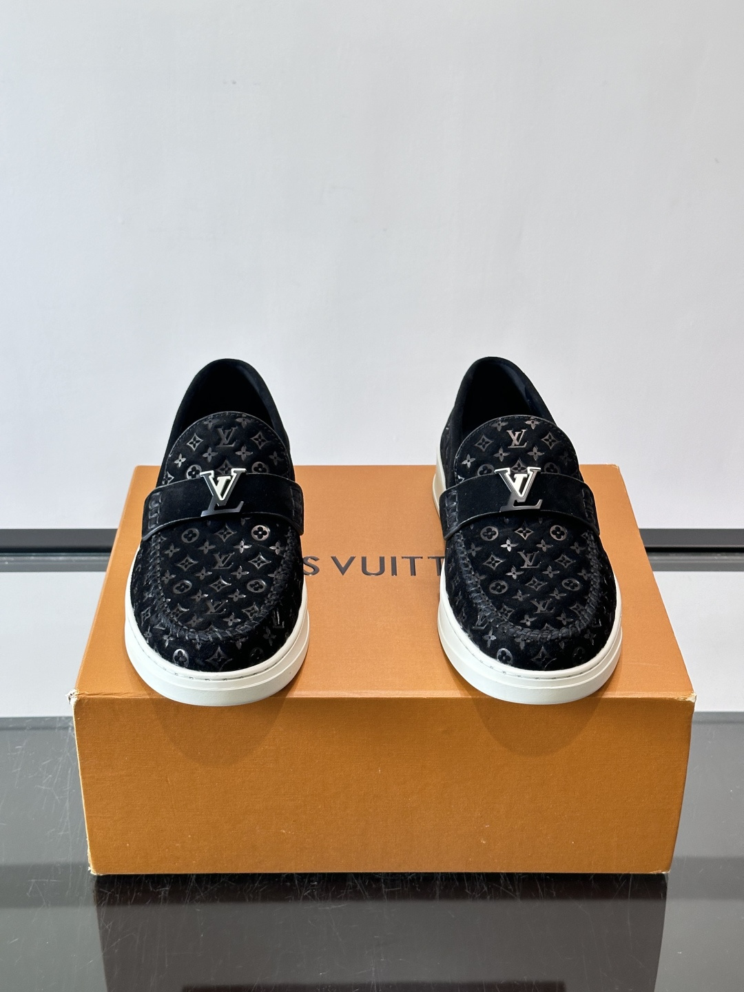 ​​Louis Vuitton Riverline 乐福鞋​​，压花 Monogram 麂皮鞋面，金属 LV logo 