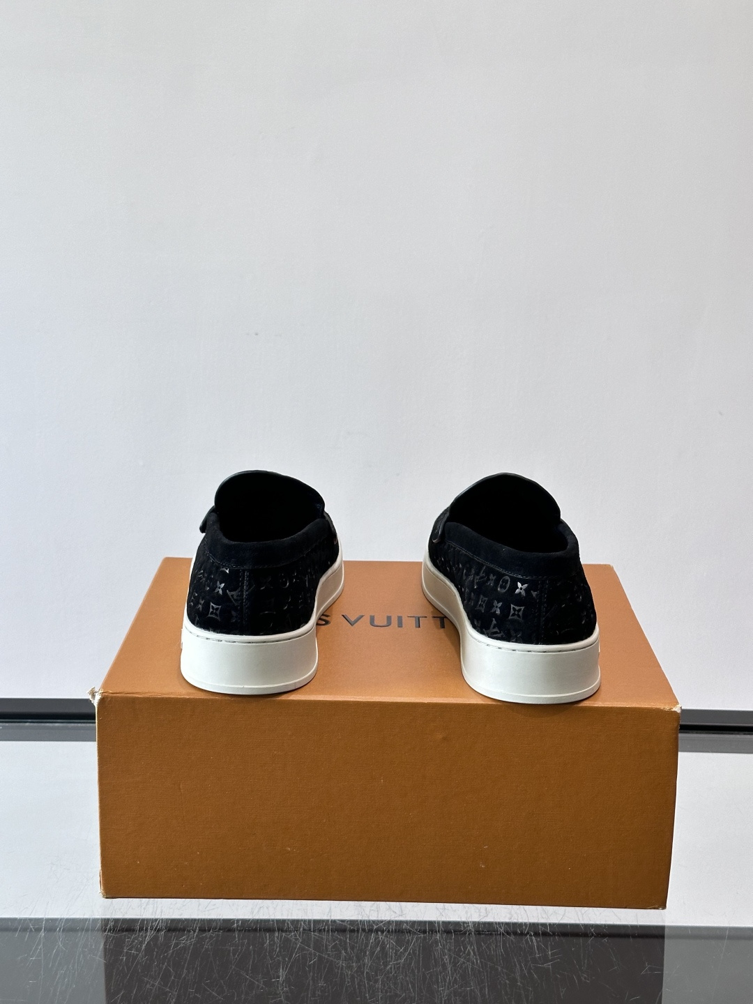 ​​Louis Vuitton Riverline 乐福鞋​​，压花 Monogram 麂皮鞋面，金属 LV logo 