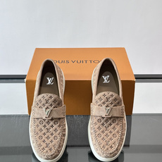 Louis Vuitton Riverline 乐福鞋,压花 Monogram 麂皮鞋面,金属 LV logo Louis Vuitton Riverline 乐福鞋,压花 Monogram 麂皮鞋面,金属 LV logo