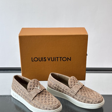Louis Vuitton Riverline 乐福鞋,压花 Monogram 麂皮鞋面,金属 LV logo Louis Vuitton Riverline 乐福鞋,压花 Monogram 麂皮鞋面,金属 LV logo
