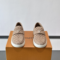 Louis Vuitton Riverline 乐福鞋,压花 Monogram 麂皮鞋面,金属 LV logo Louis Vuitton Riverline 乐福鞋,压花 Monogram 麂皮鞋面,金属 LV logo
