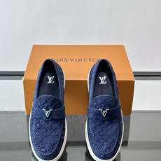 Louis Vuitton Riverline 乐福鞋,压花 Monogram 麂皮鞋面,金属 LV logo Louis Vuitton Riverline 乐福鞋,压花 Monogram 麂皮鞋面,金属 LV logo