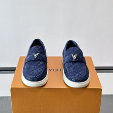 Louis Vuitton Riverline 乐福鞋,压花 Monogram 麂皮鞋面,金属 LV logo Louis Vuitton Riverline 乐福鞋,压花 Monogram 麂皮鞋面,金属 LV logo