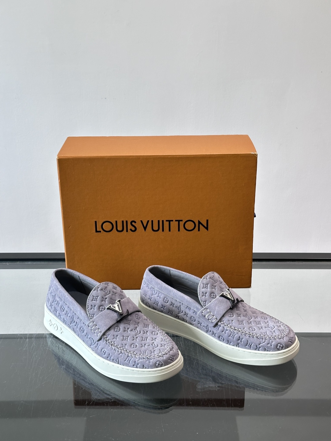 Louis Vuitton Riverline 乐福鞋,压花 Monogram 麂皮鞋面,金属 LV logo Louis Vuitton Riverline 乐福鞋,压花 Monogram 麂皮鞋面,金属 LV logo