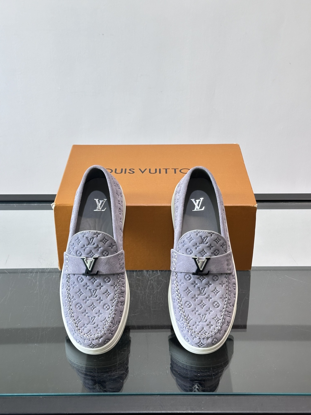 Louis Vuitton Riverline 乐福鞋,压花 Monogram 麂皮鞋面,金属 LV logo Louis Vuitton Riverline 乐福鞋,压花 Monogram 麂皮鞋面,金属 LV logo