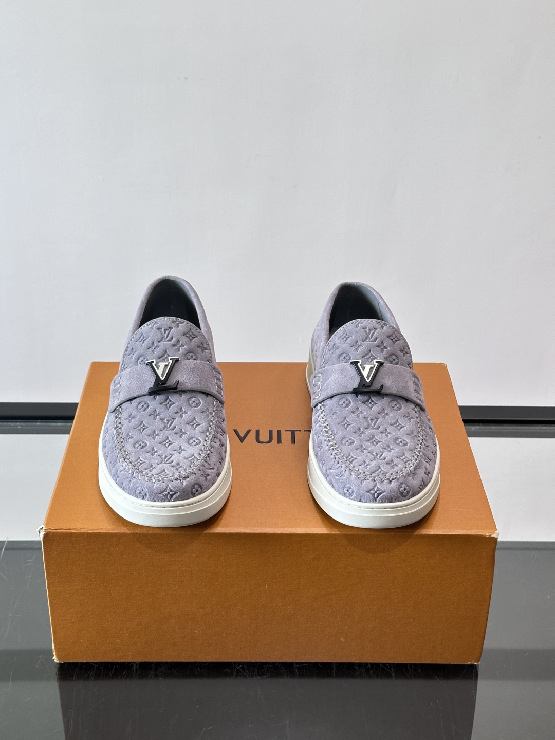 Louis Vuitton Riverline 乐福鞋,压花 Monogram 麂皮鞋面,金属 LV logo Louis Vuitton Riverline 乐福鞋,压花 Monogram 麂皮鞋面,金属 LV logo