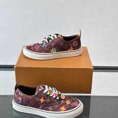 Louis Vuitton × Vans 联名帆布鞋,深棕色 Monogram 帆布鞋面,彩色 LV Monogra Louis Vuitton × Vans 联名帆布鞋,深棕色 Monogram 帆布鞋面,彩色 LV Monogra