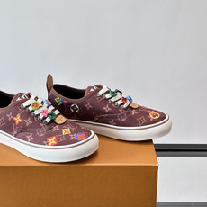 Louis Vuitton × Vans 联名帆布鞋,深棕色 Monogram 帆布鞋面,彩色 LV Monogra Louis Vuitton × Vans 联名帆布鞋,深棕色 Monogram 帆布鞋面,彩色 LV Monogra