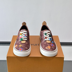 Louis Vuitton × Vans 联名帆布鞋,深棕色 Monogram 帆布鞋面,彩色 LV Monogra Louis Vuitton × Vans 联名帆布鞋,深棕色 Monogram 帆布鞋面,彩色 LV Monogra