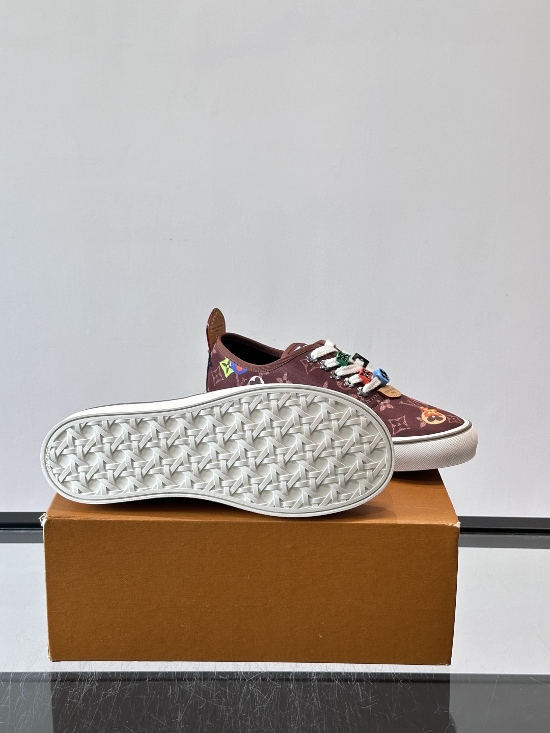 Louis Vuitton × Vans 联名帆布鞋,深棕色 Monogram 帆布鞋面,彩色 LV Monogra Louis Vuitton × Vans 联名帆布鞋,深棕色 Monogram 帆布鞋面,彩色 LV Monogra