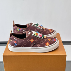 Louis Vuitton × Vans 联名帆布鞋,深棕色 Monogram 帆布鞋面,彩色 LV Monogra Louis Vuitton × Vans 联名帆布鞋,深棕色 Monogram 帆布鞋面,彩色 LV Monogra
