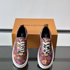Louis Vuitton × Vans 联名帆布鞋,深棕色 Monogram 帆布鞋面,彩色 LV Monogra Louis Vuitton × Vans 联名帆布鞋,深棕色 Monogram 帆布鞋面,彩色 LV Monogra