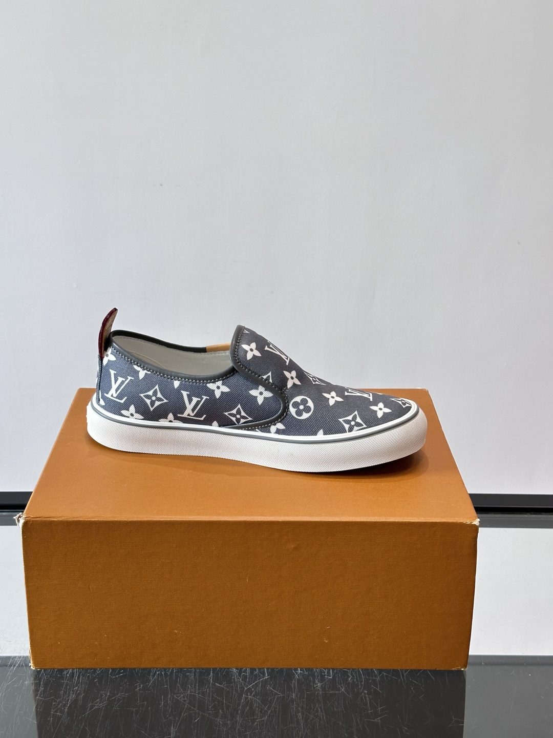 ​​Louis Vuitton Vans 联名一脚蹬帆布鞋​​，黑白灰 Monogram 帆布鞋面，白色 Monogra