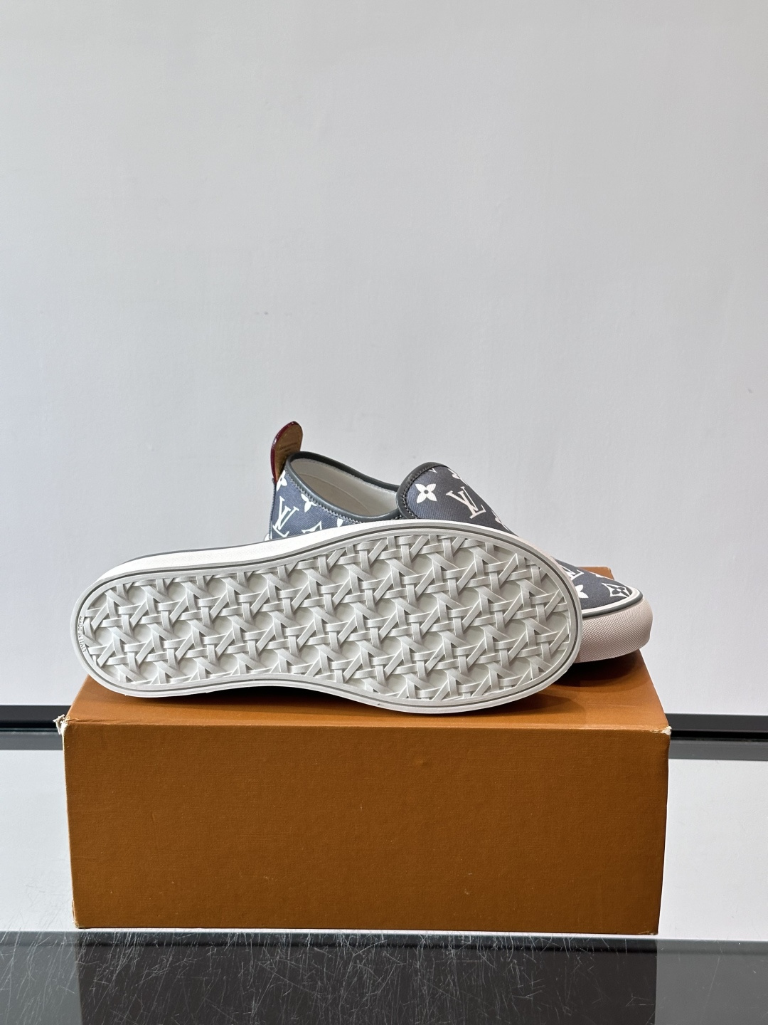 ​​Louis Vuitton Vans 联名一脚蹬帆布鞋​​，黑白灰 Monogram 帆布鞋面，白色 Monogra
